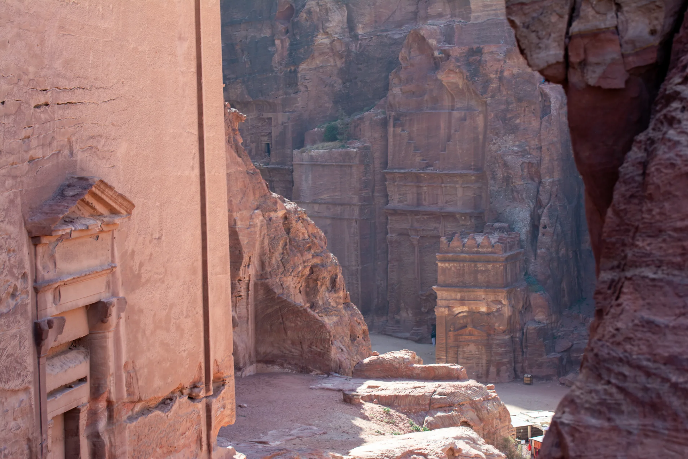 El Tesoro de Petra apareciendo al final del cañón del Siq, Jordania