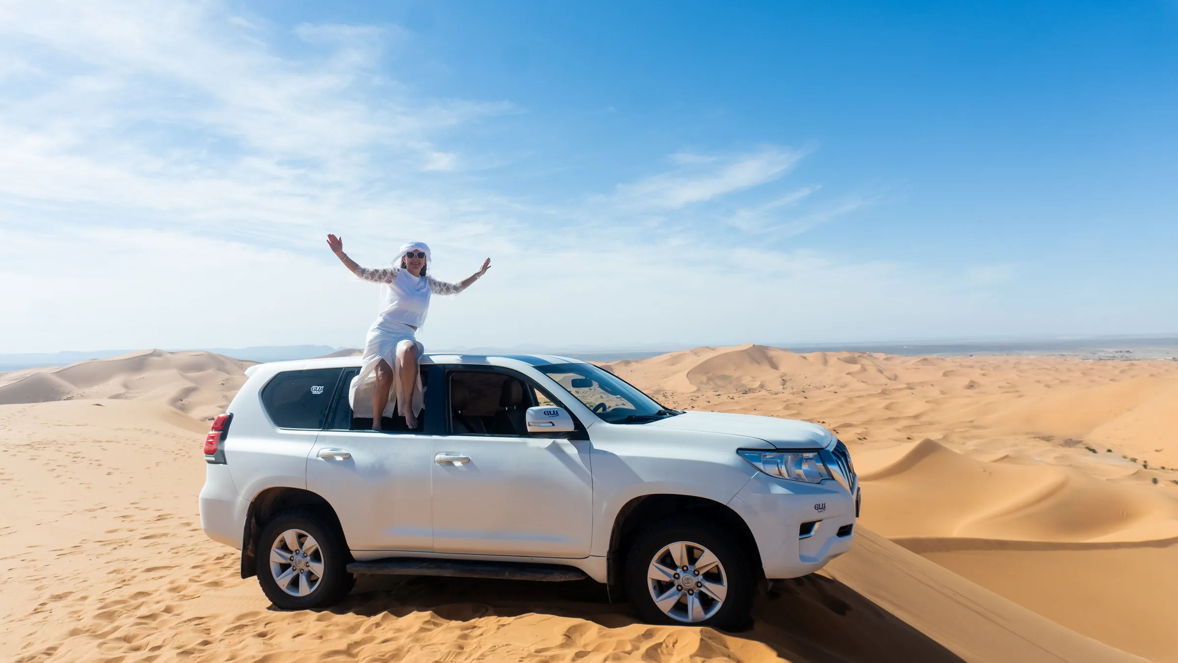 Viajero sobre un 4x4 en las dunas del desierto del Sahara, Marruecos