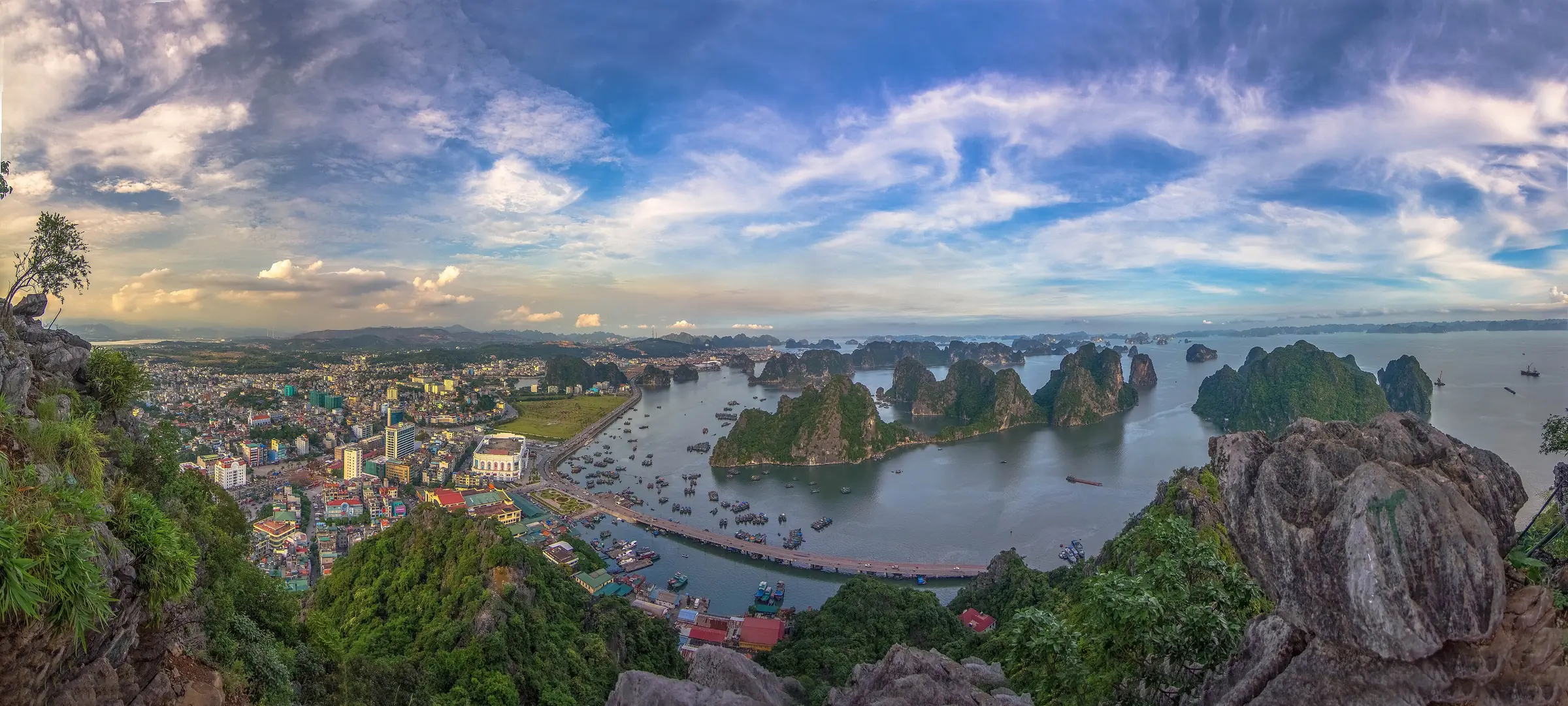 La bahía de Halong y sus islas de piedra caliza, Vietnam